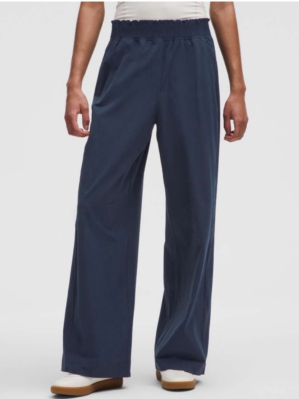 Lululemon Stretch Woven Ruffle-Waist Wide-Leg Pant
Size XSmall Blue